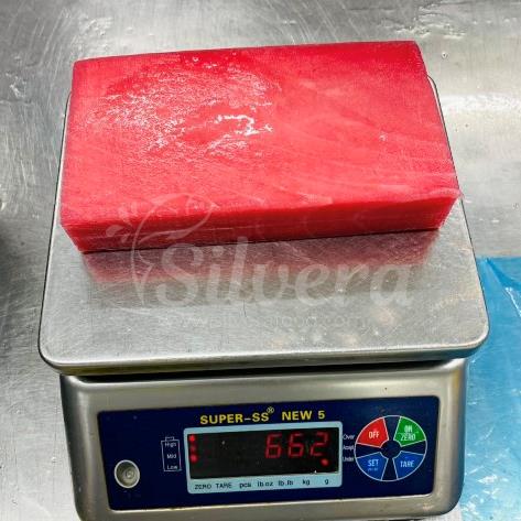Thawed yellowfin tuna saku 