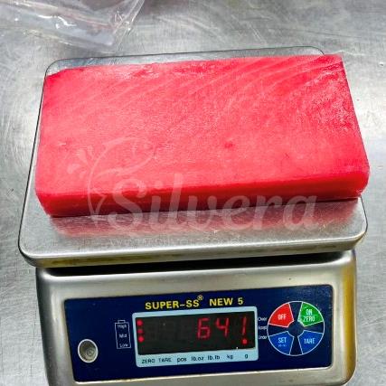 Thawed yellowfin tuna saku 